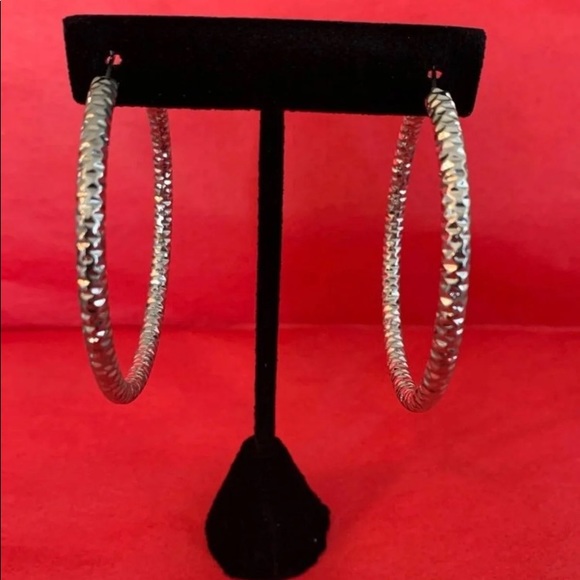 2 pairs Large textured hoop earrings - Picture 2 of 9